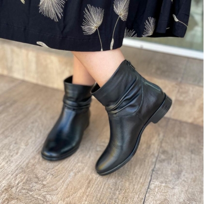 Bota em Couro Franzido Preto