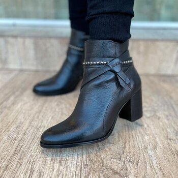 Bota em Couro Tachas Preto