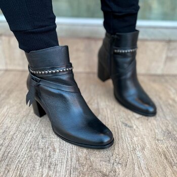 Bota em Couro Tachas Preto