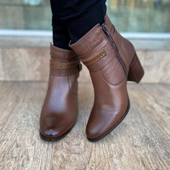 Bota em Couro Marrom