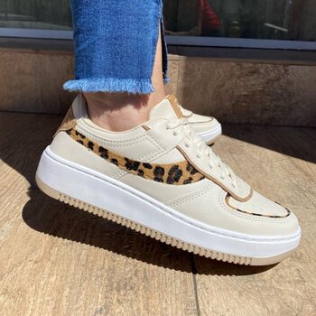 Tênis Casual Bege com Detalhe Animal Print Onça