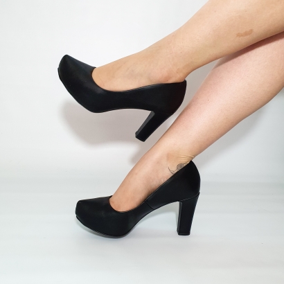 Scarpin Bico Tubarão Preto Fosco